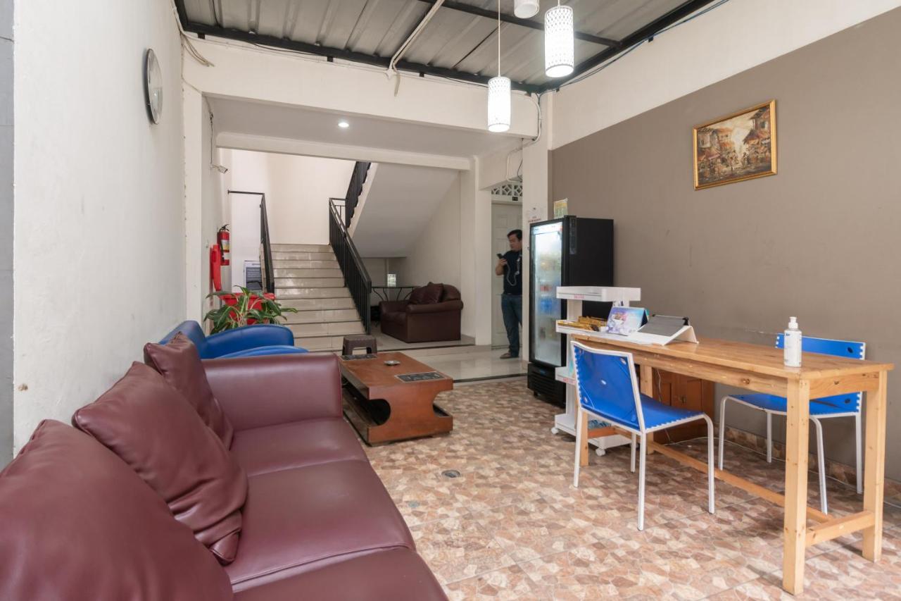 Urbanview Hotel Minongga Pondok Labu By Reddoorz Jakarta Kültér fotó